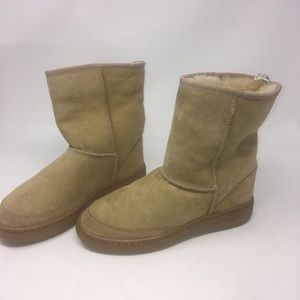 Light tan vintage ugg boots NEW read description